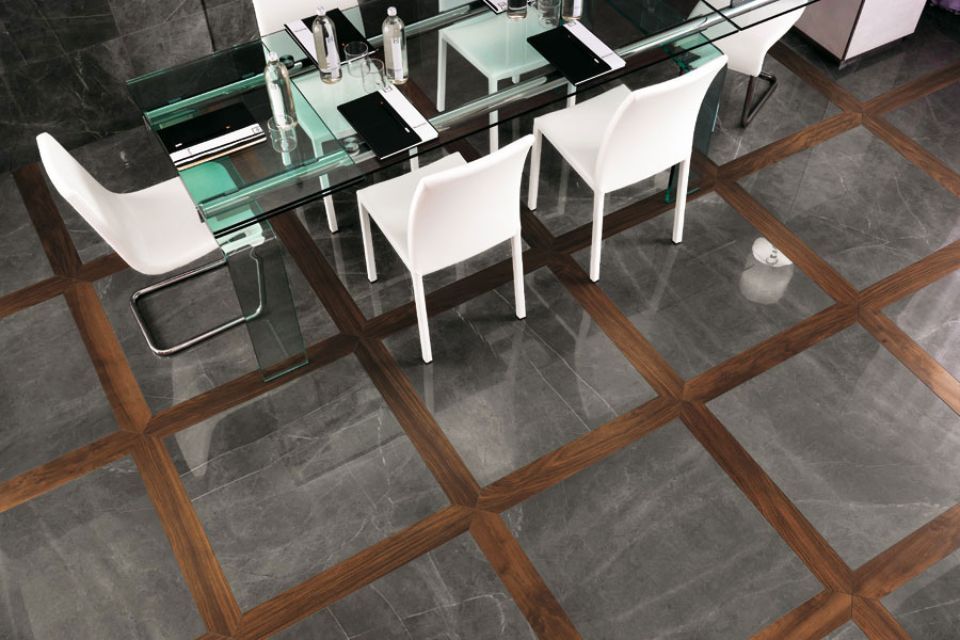 pavimento con tavolo e sedie