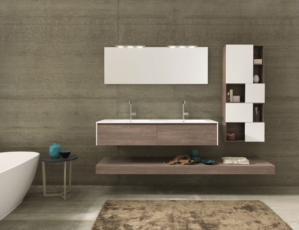 bagno con parete verde