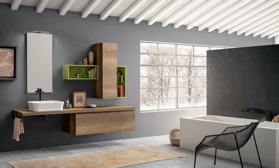 bagno con soffitto bianco