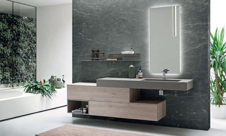 bagno con parete grigia