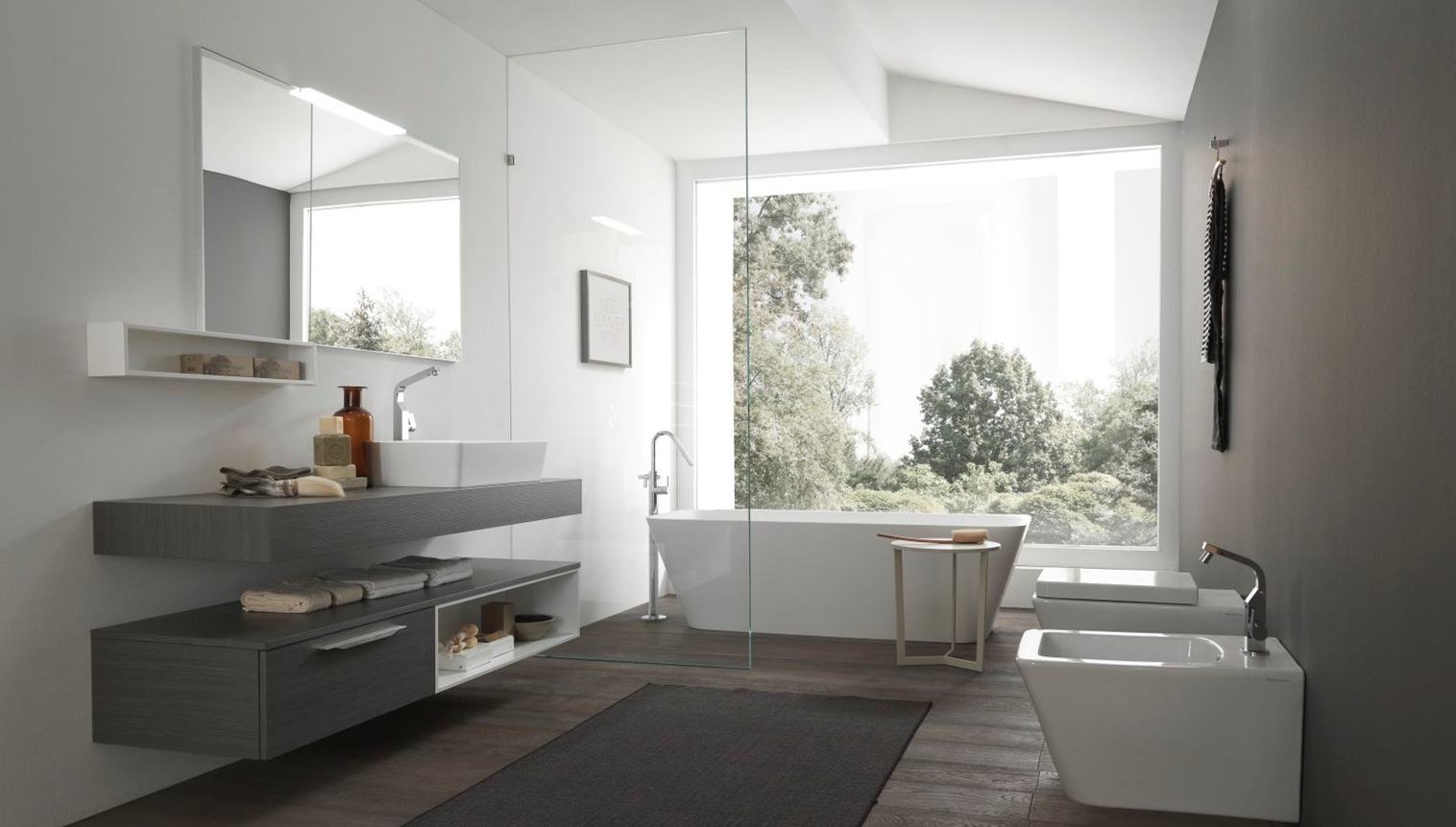 bagno con grande finestra