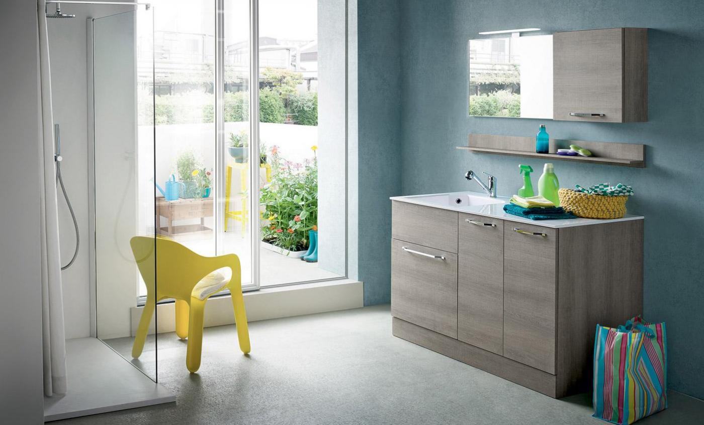 bagno con sedia gialla