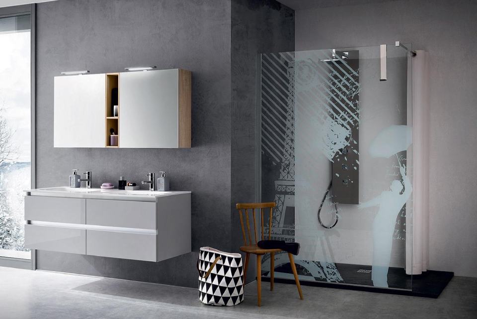 bagno con box doccia e vetro