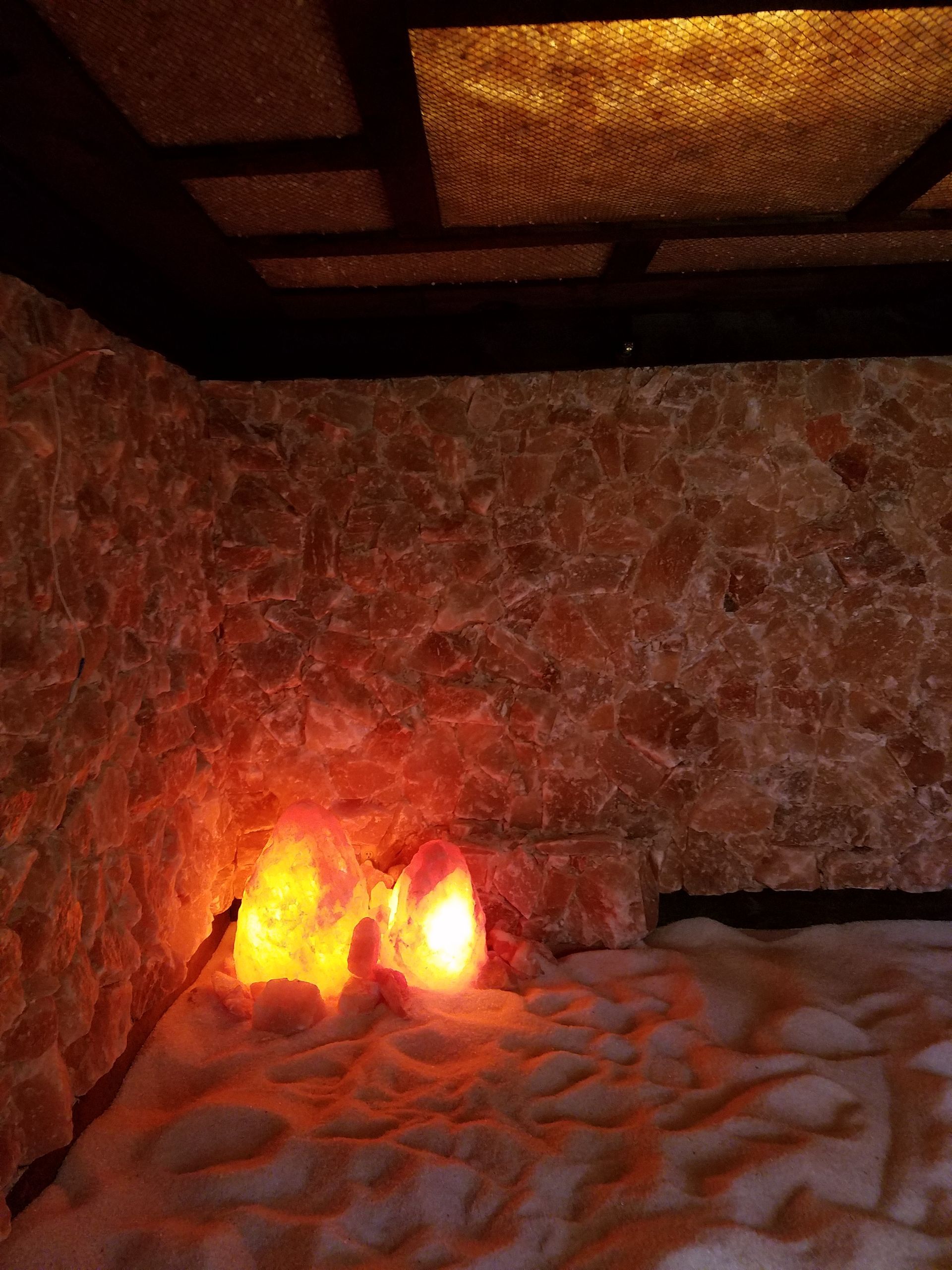 A room with a bed and a lamp in it.