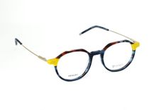 Une paire de lunettes avec une monture arc-en-ciel et des branches roses sur fond blanc.