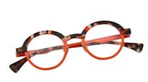 Une paire de lunettes orange avec une monture en écaille de tortue sur fond blanc.
