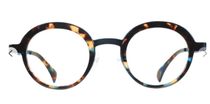 Une paire de lunettes rondes avec une monture en écaille de tortue sur fond blanc.