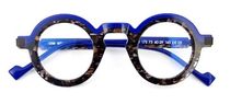 Une paire de lunettes rondes bleues et marron sur fond blanc.