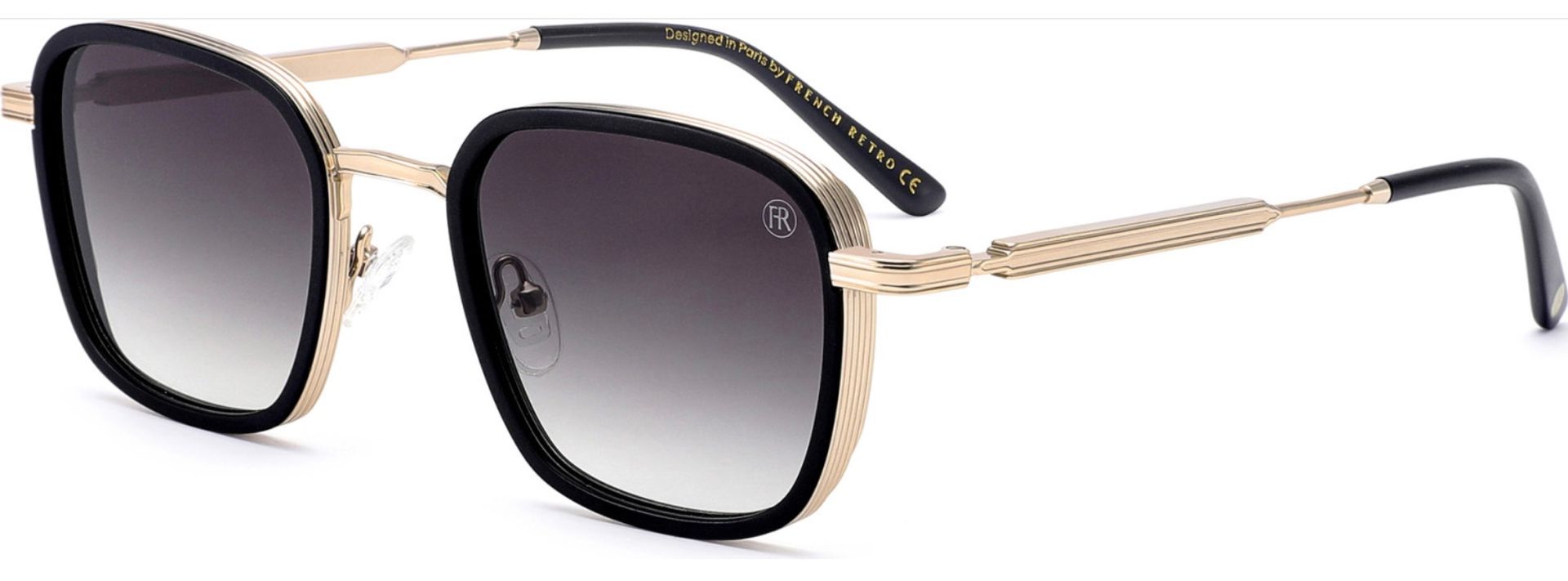 Une paire de lunettes de soleil avec une monture dorée et des verres noirs sur fond blanc.