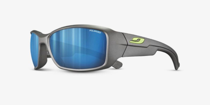 Une paire de lunettes de soleil avec des verres bleus sur fond blanc.