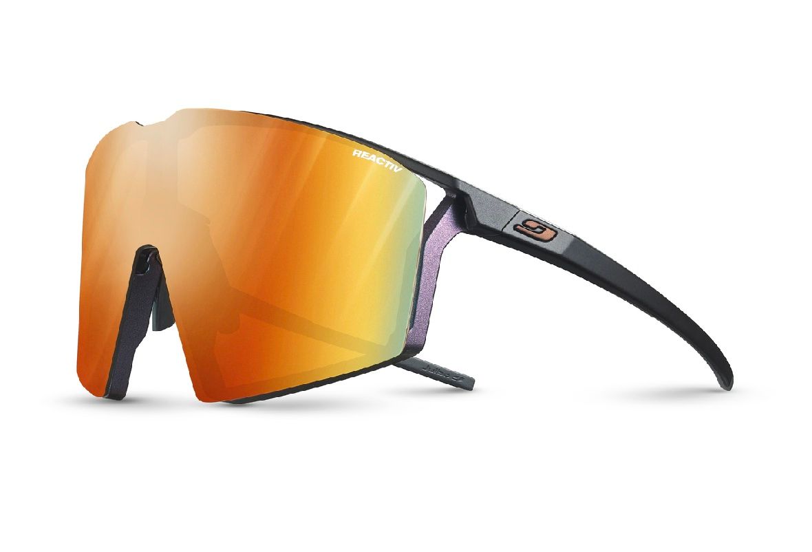 Une paire de lunettes de soleil avec des verres rouges sur fond blanc.