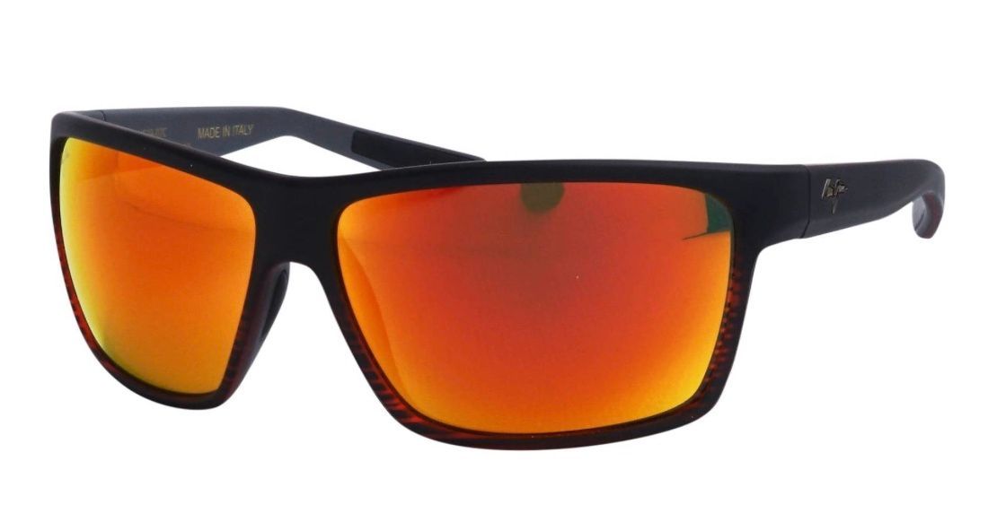 Une paire de lunettes de soleil avec des verres rouges sur fond blanc.