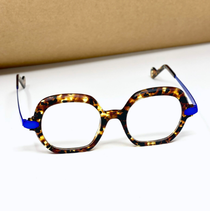 Une paire de lunettes en écaille de tortue avec une monture bleue