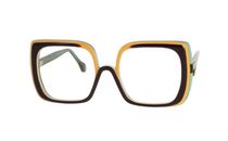 Une paire de lunettes à monture carrée sur fond blanc.