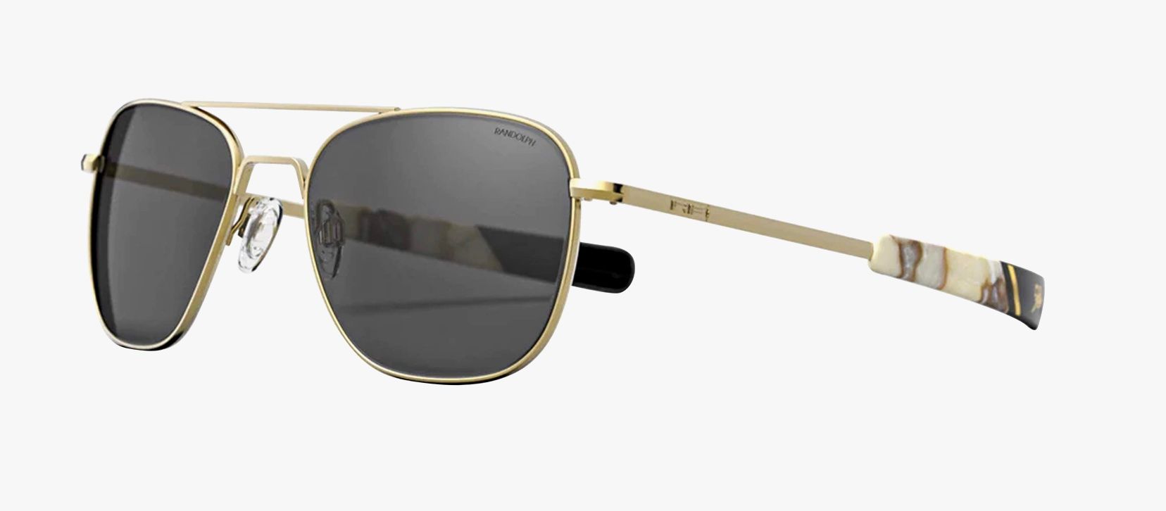 Une paire de lunettes de soleil avec une monture dorée et des verres noirs sur fond blanc.