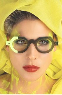 Une femme portant des lunettes et un foulard jaune autour de la tête