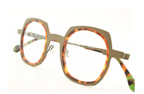 Une paire de lunettes avec une monture en écaille de tortue sur fond blanc.