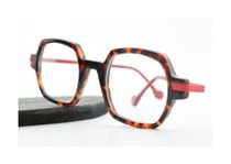 Une paire de lunettes posée sur un morceau de mousse.