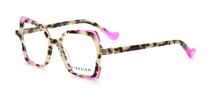 Une paire de lunettes avec une monture à imprimé léopard et des branches roses sur fond blanc.