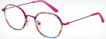 Une paire de lunettes avec une monture arc-en-ciel et des branches roses sur fond blanc.