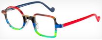 Une paire de lunettes colorées sur fond blanc.