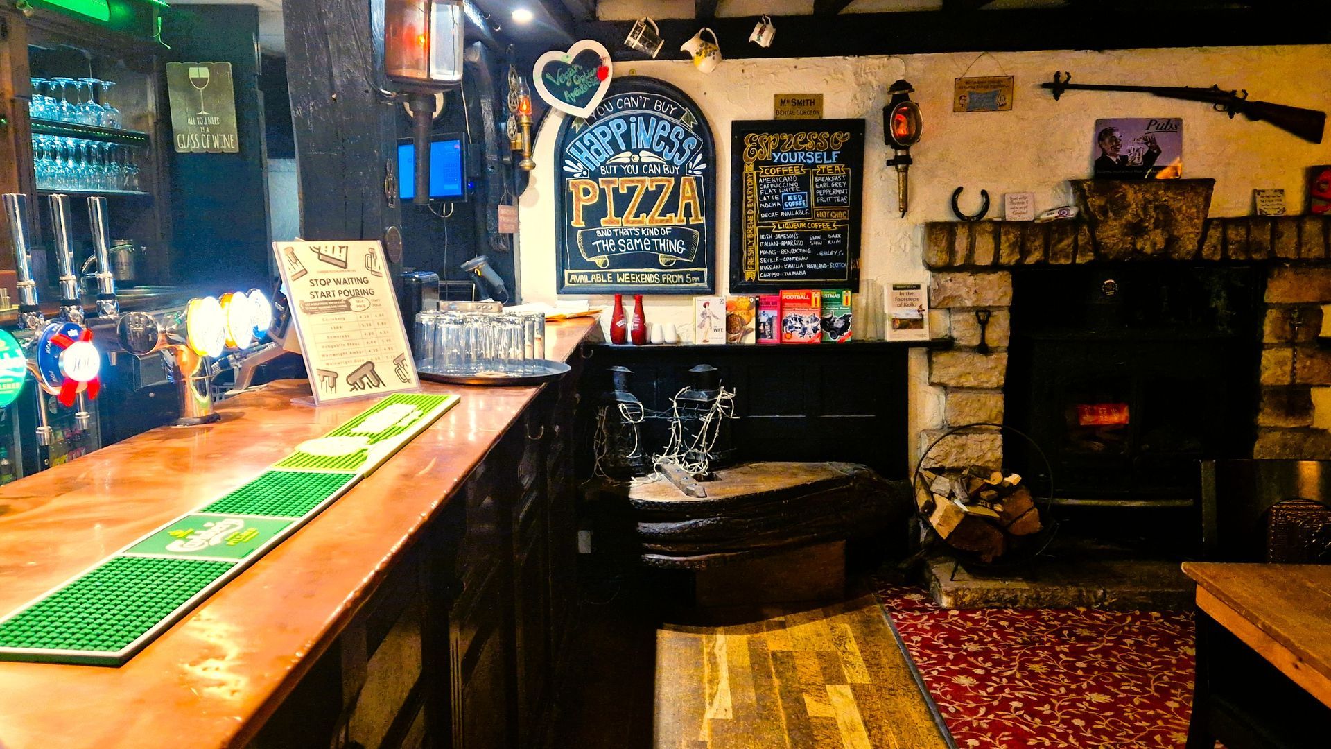Main bar of Three Horseshoes