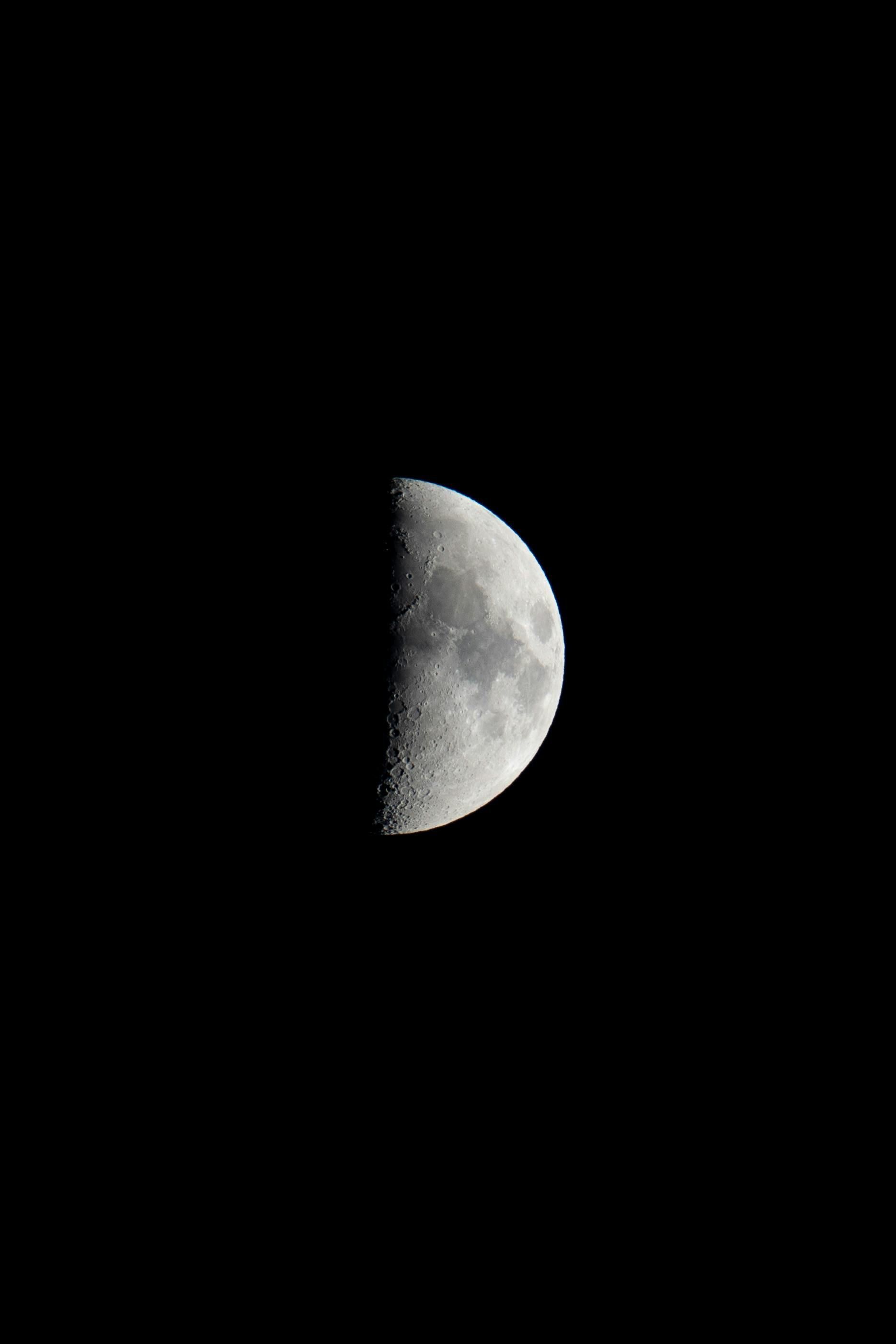 Picture of the moon, indicating an extra night