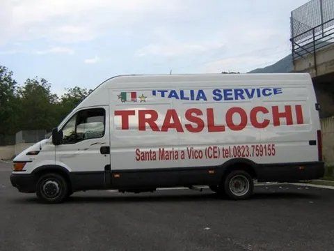 furgone della ditta specializzata in servizi di trasloco