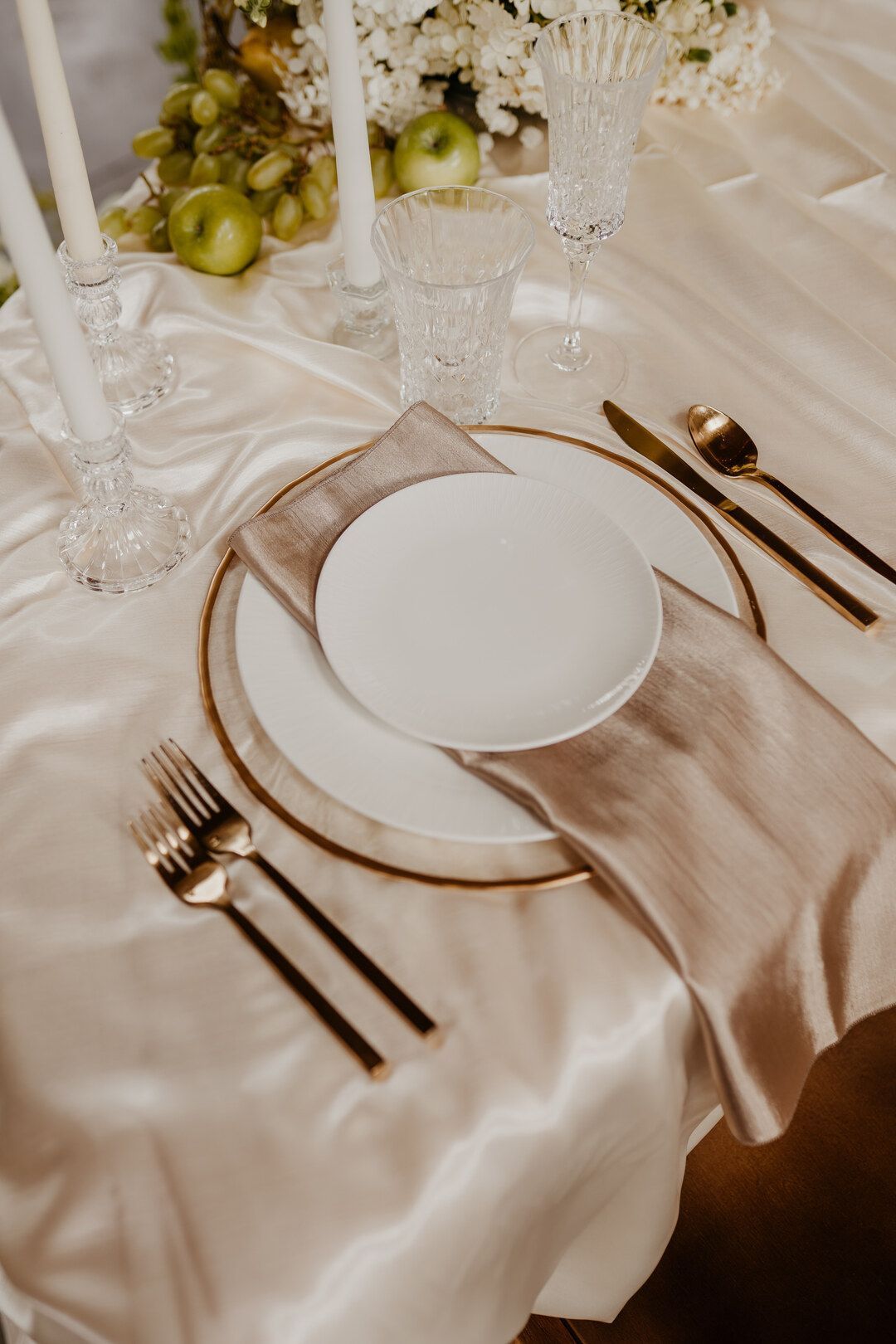 neutral wedding table