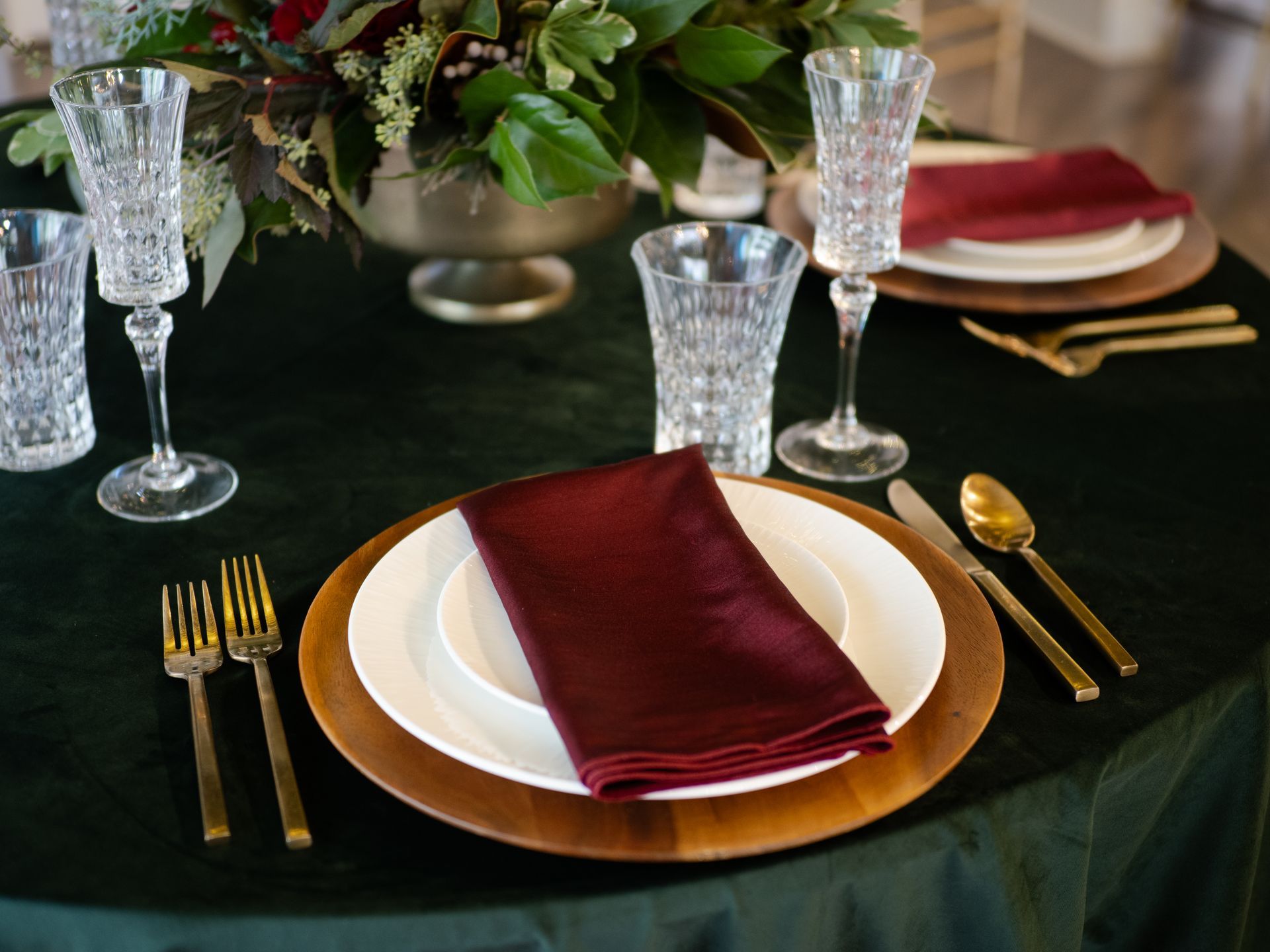 green red gold christmas holiday table