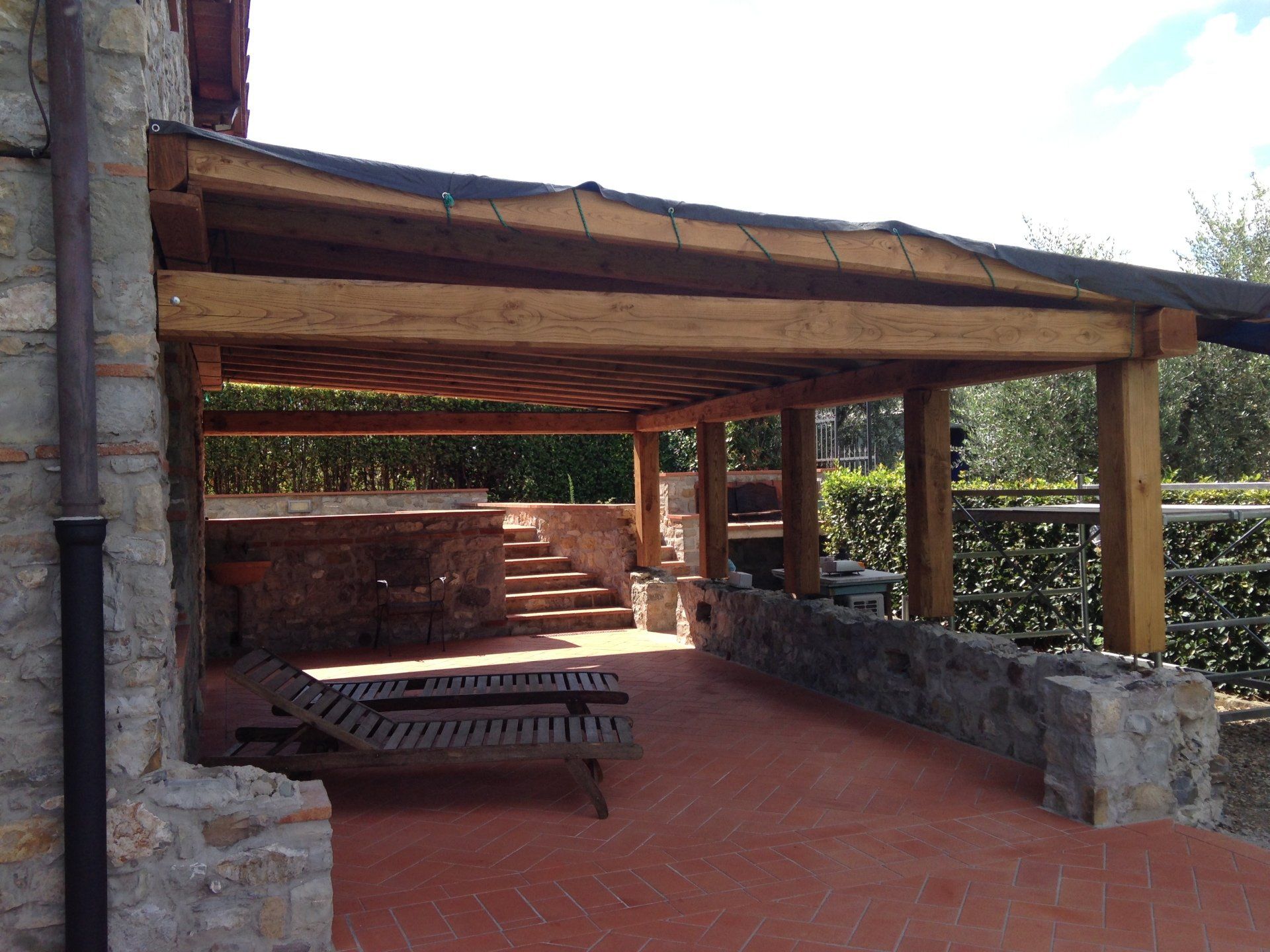 terrazzo con pergolato in legno