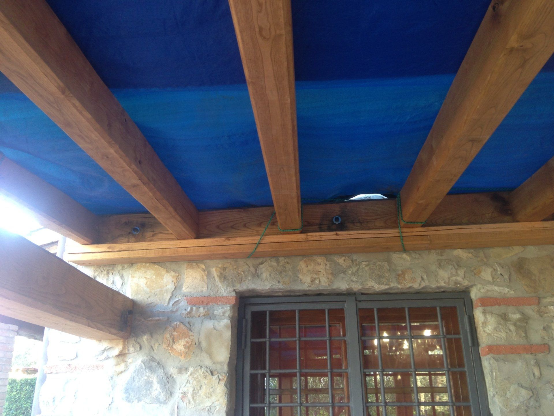 casa rustica con pergolato in legno