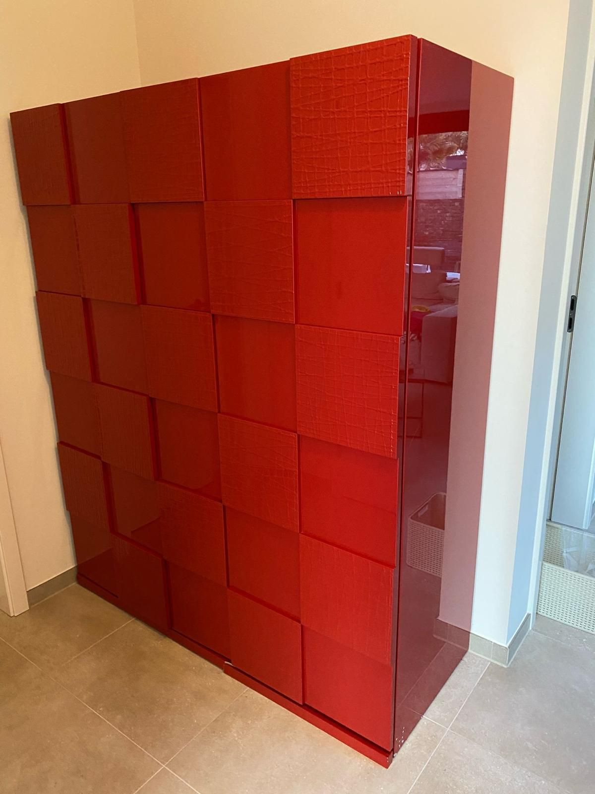 Capo D’opera
Kast Hal in rode polyesterlak