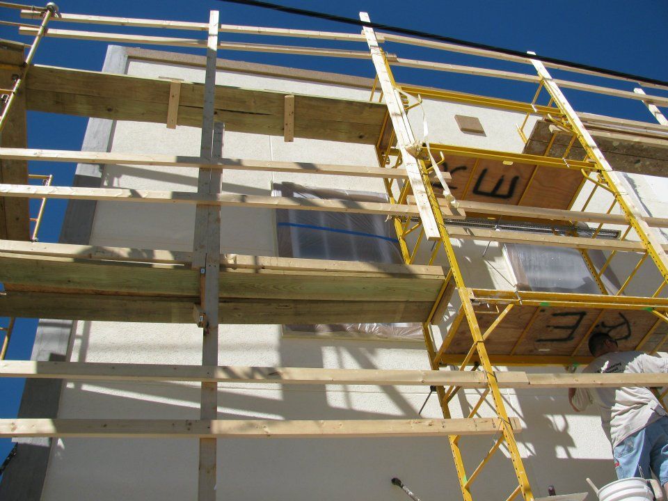 A scaffolding with the letter e on it