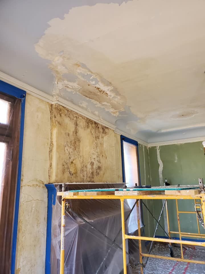 A room with a scaffolding in the middle of it