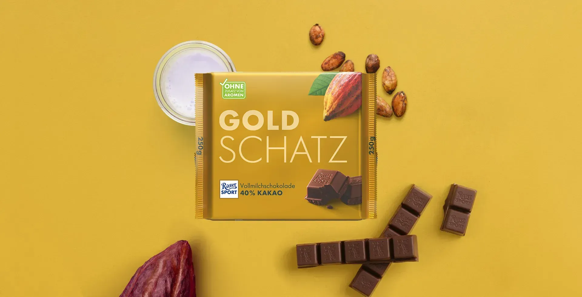 Verpackung einer blauen Schokoladentafel mit Nüssen, Schokoladenstückchen und dem Hinweis „55 % Kakaoanteil“ auf blauem Hintergrund
