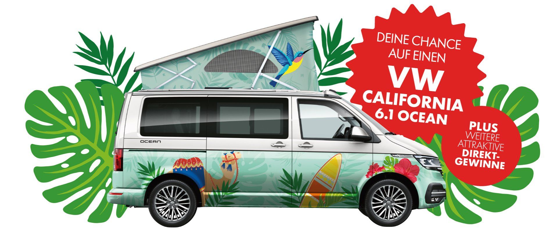 Ein VW California 6.1 Ocean Van ist von Palmblättern umgeben