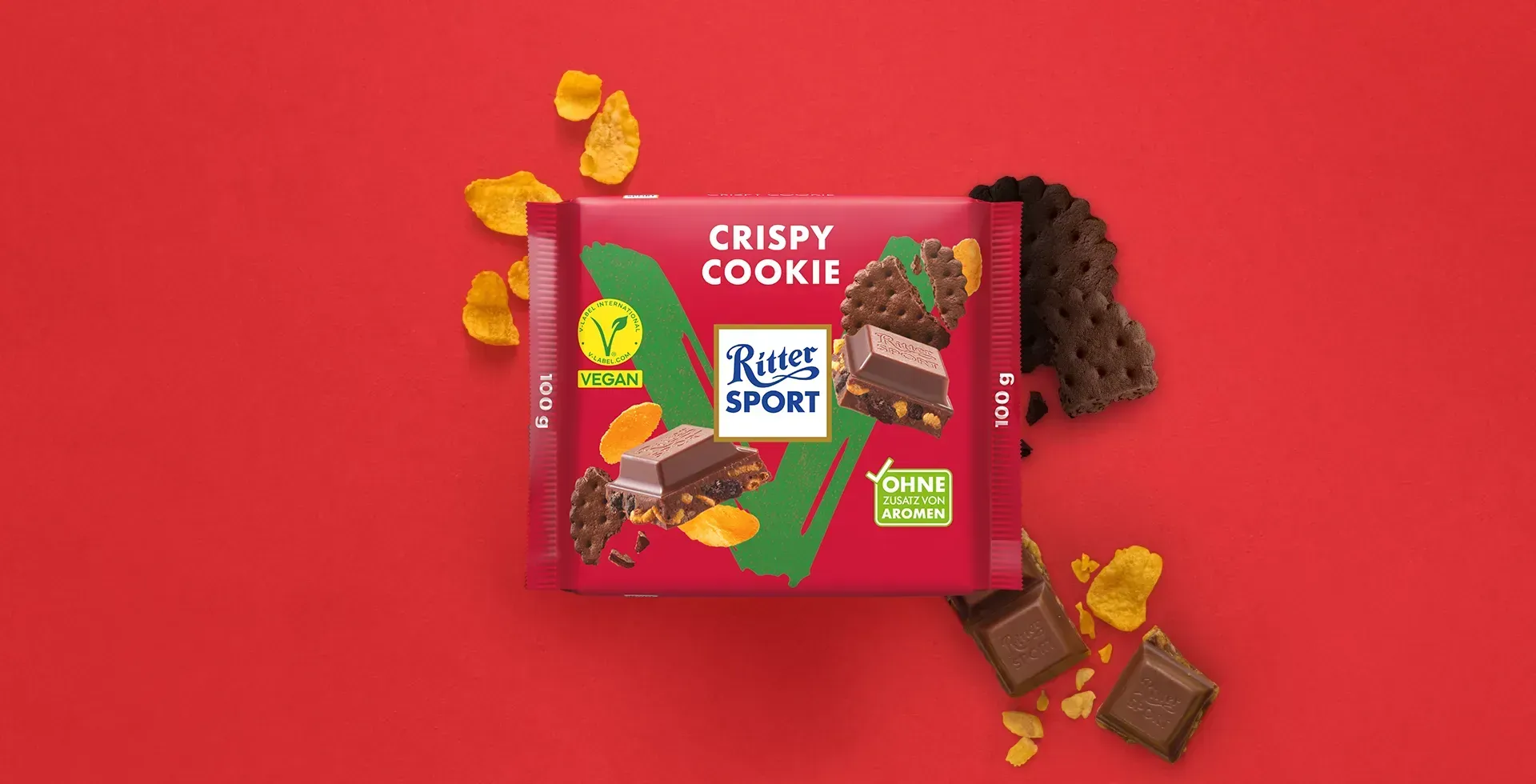 Verpackung einer blauen Schokoladentafel mit Nüssen, Schokoladenstückchen und dem Hinweis „55 % Kakaoanteil“ auf blauem Hintergrund