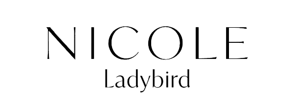 Il logo Nicole Ladybird con il nome "Nicole" sopra e "Ladybird" sotto, scritto in un carattere sottile.