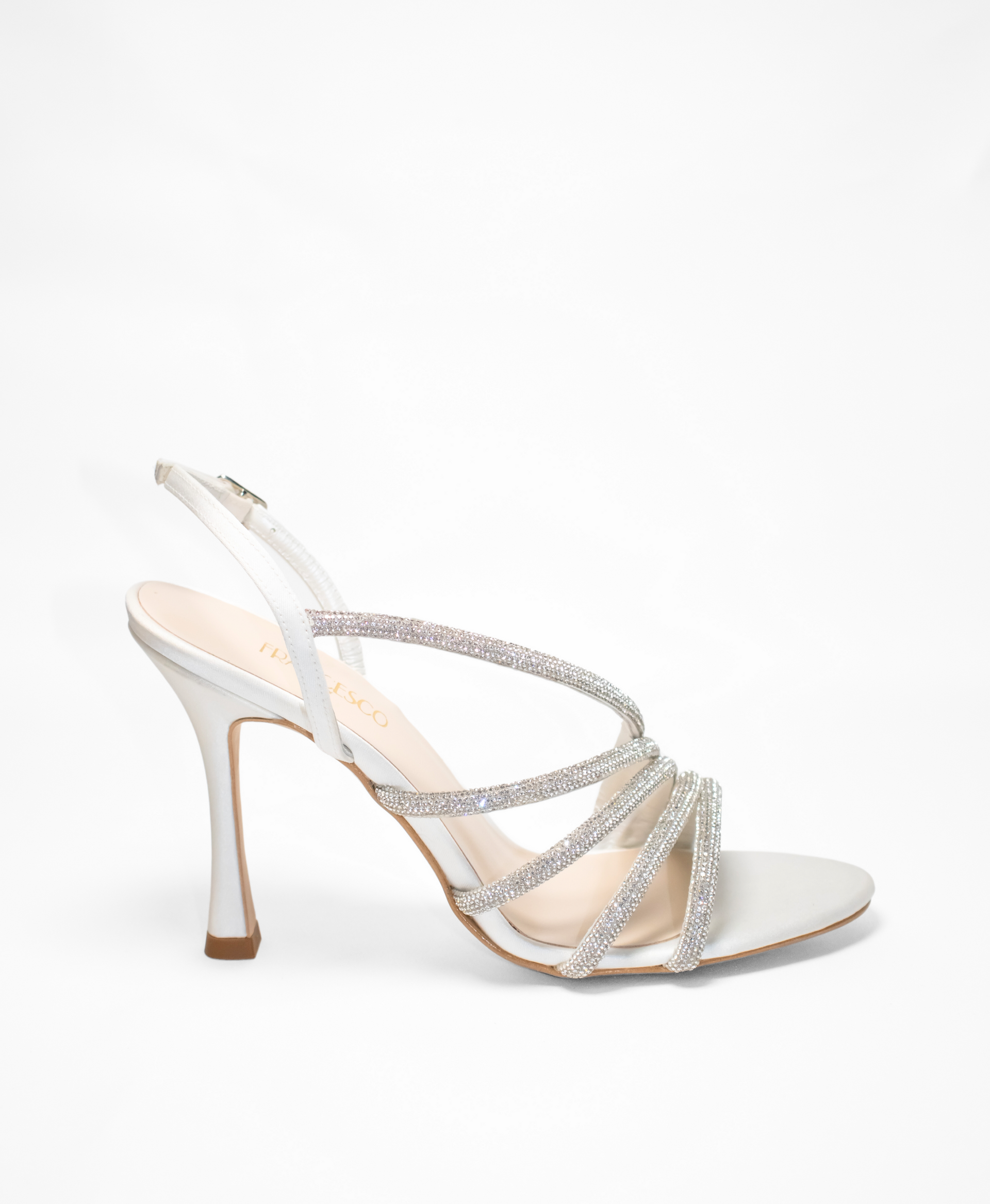 Sandalo con tacco alto, cinturino argentato e strass su sfondo bianco.