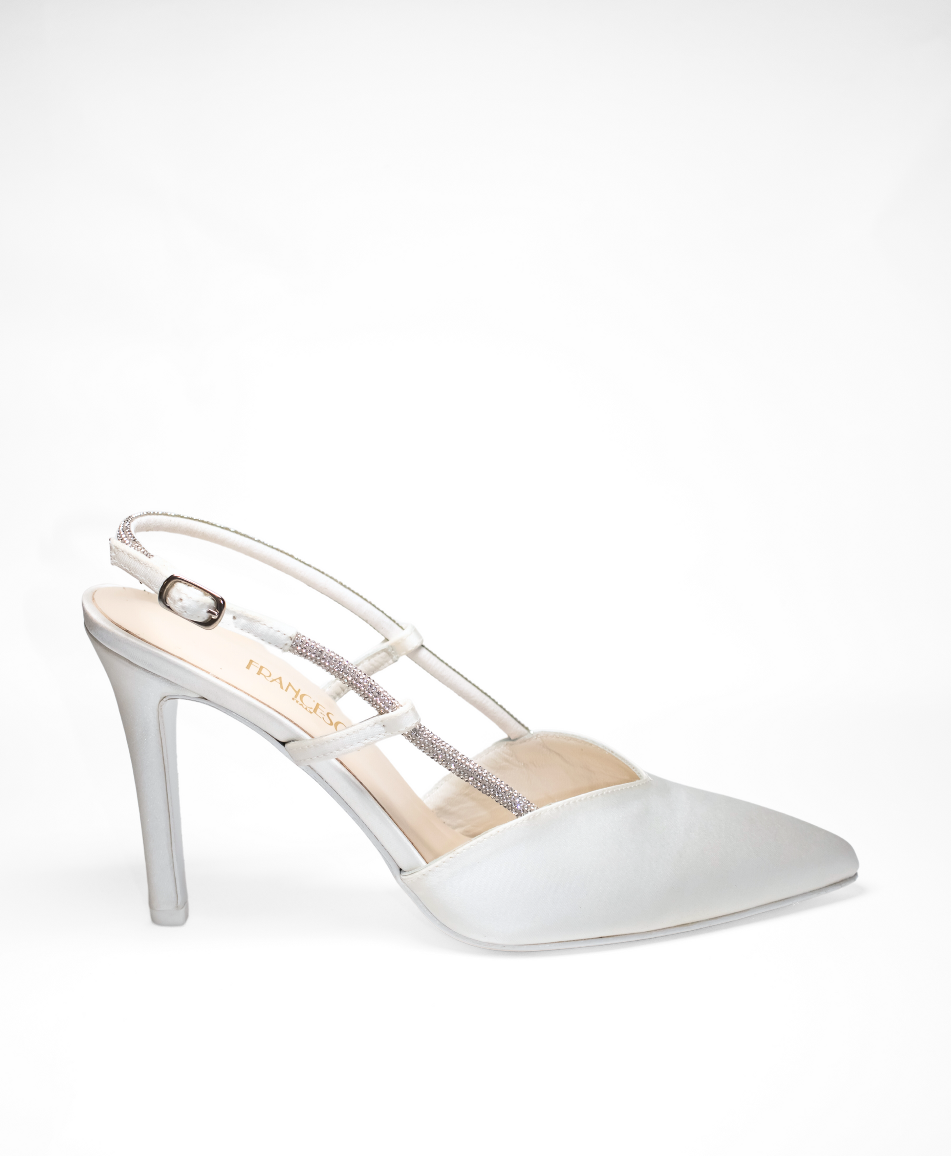 Scarpa argentata con tacco alto, cinturino posteriore, punta affilata e cinturino decorativo.