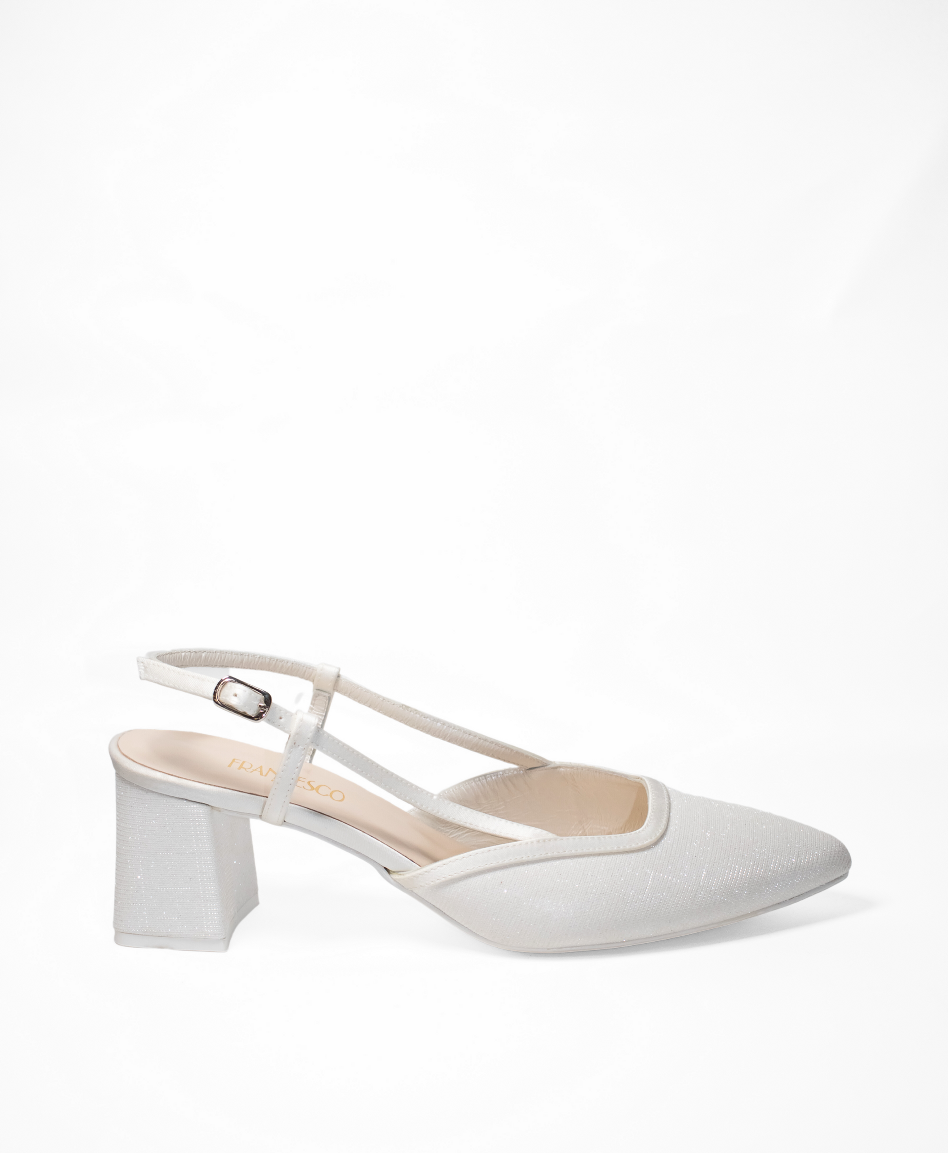 Slingback argento con tacco largo.
