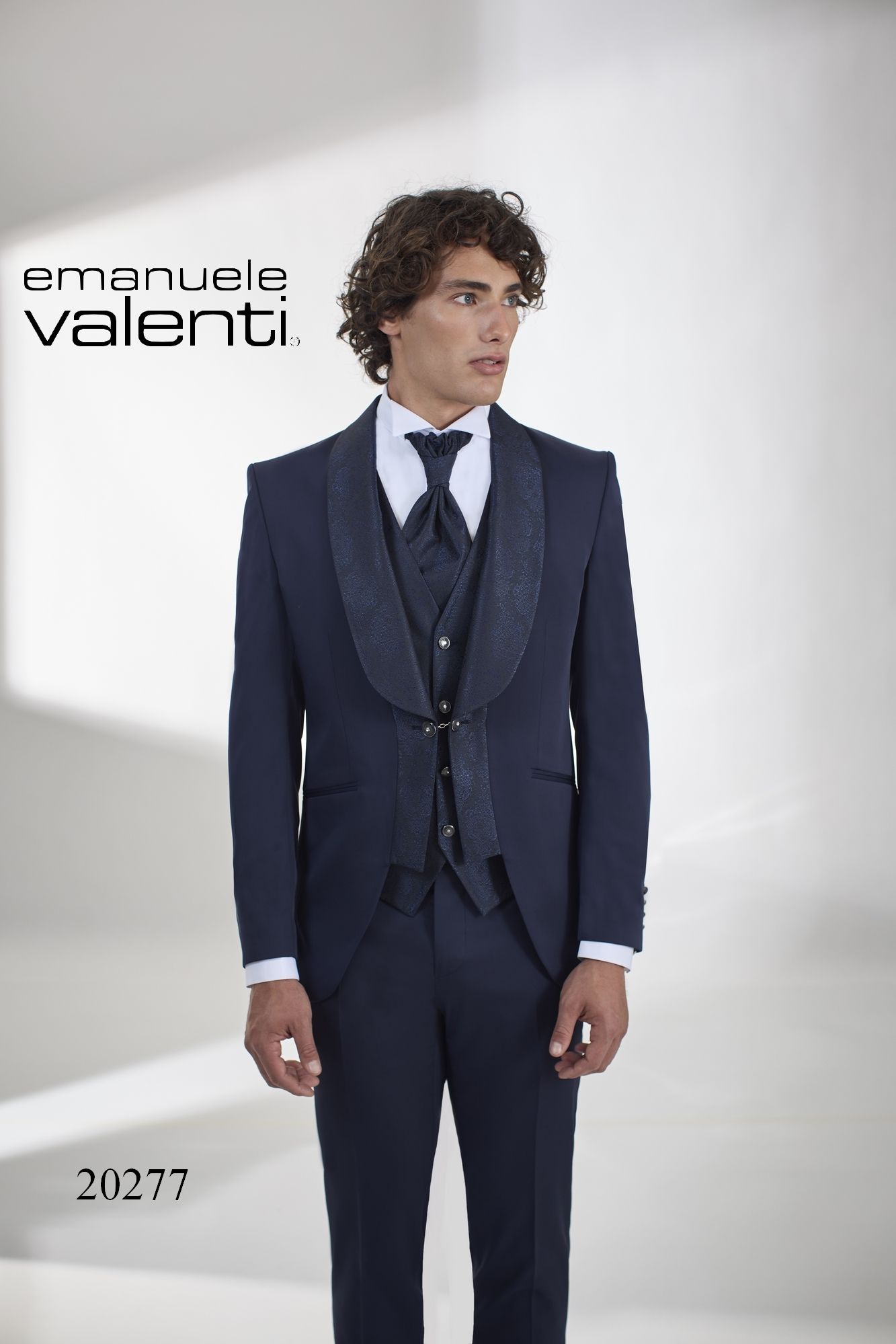Abiti da sposo a Latina del marchio Emanuele Valenti, Collezione 2025, abiti sposo 01