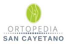 Logotipo de Ortopedia San Cayetano con icono ortopédico circular verde y texto gris azulado