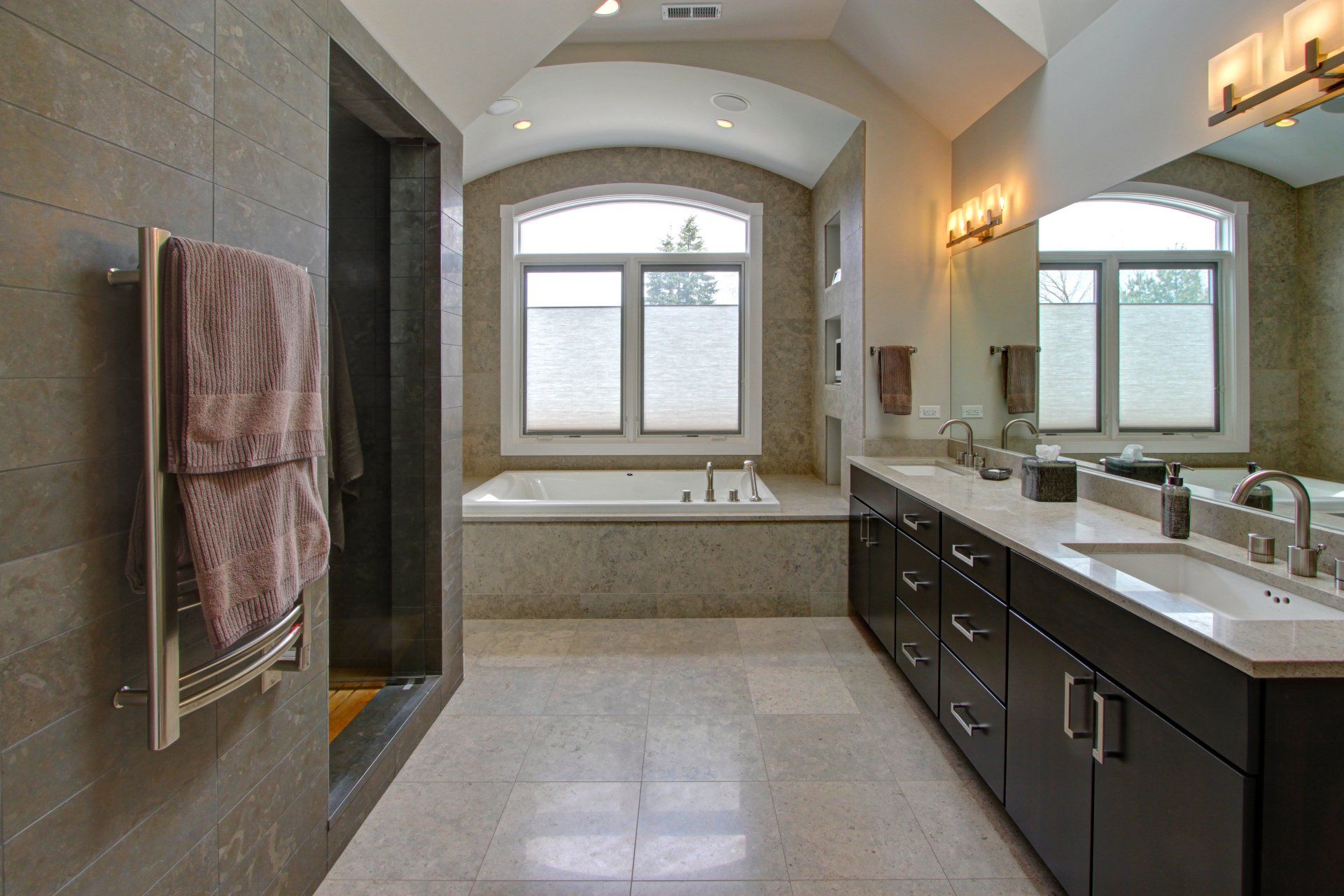A bathroom with two sinks and a bathtub