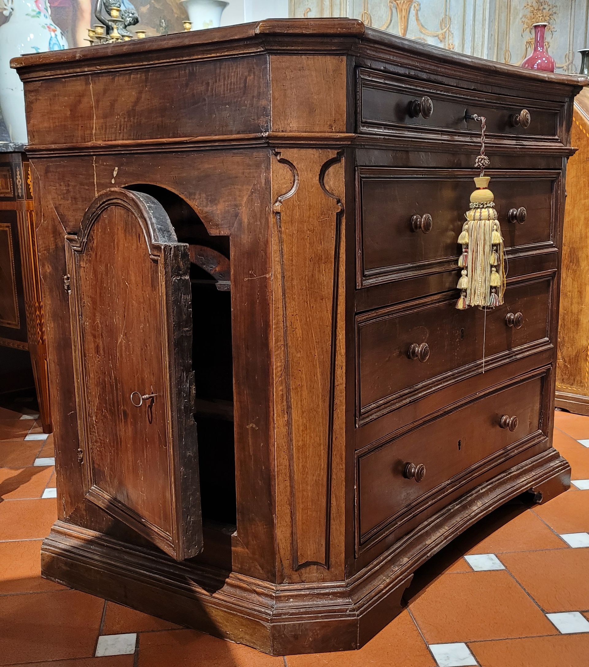 Un'immagine di una donna e di un uomo in una cornice dorata