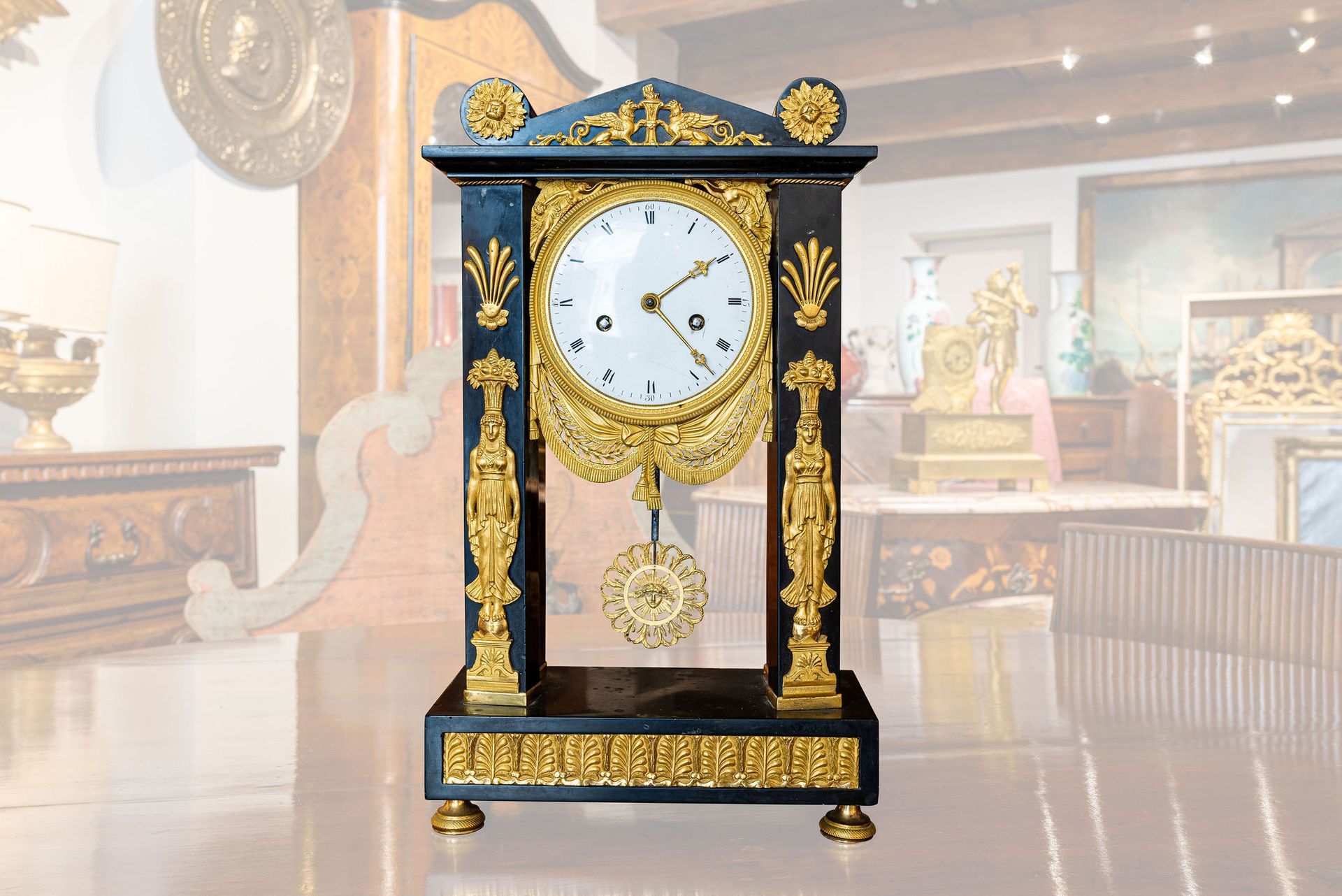 Un orologio nero e oro è appoggiato su un tavolo in una stanza.