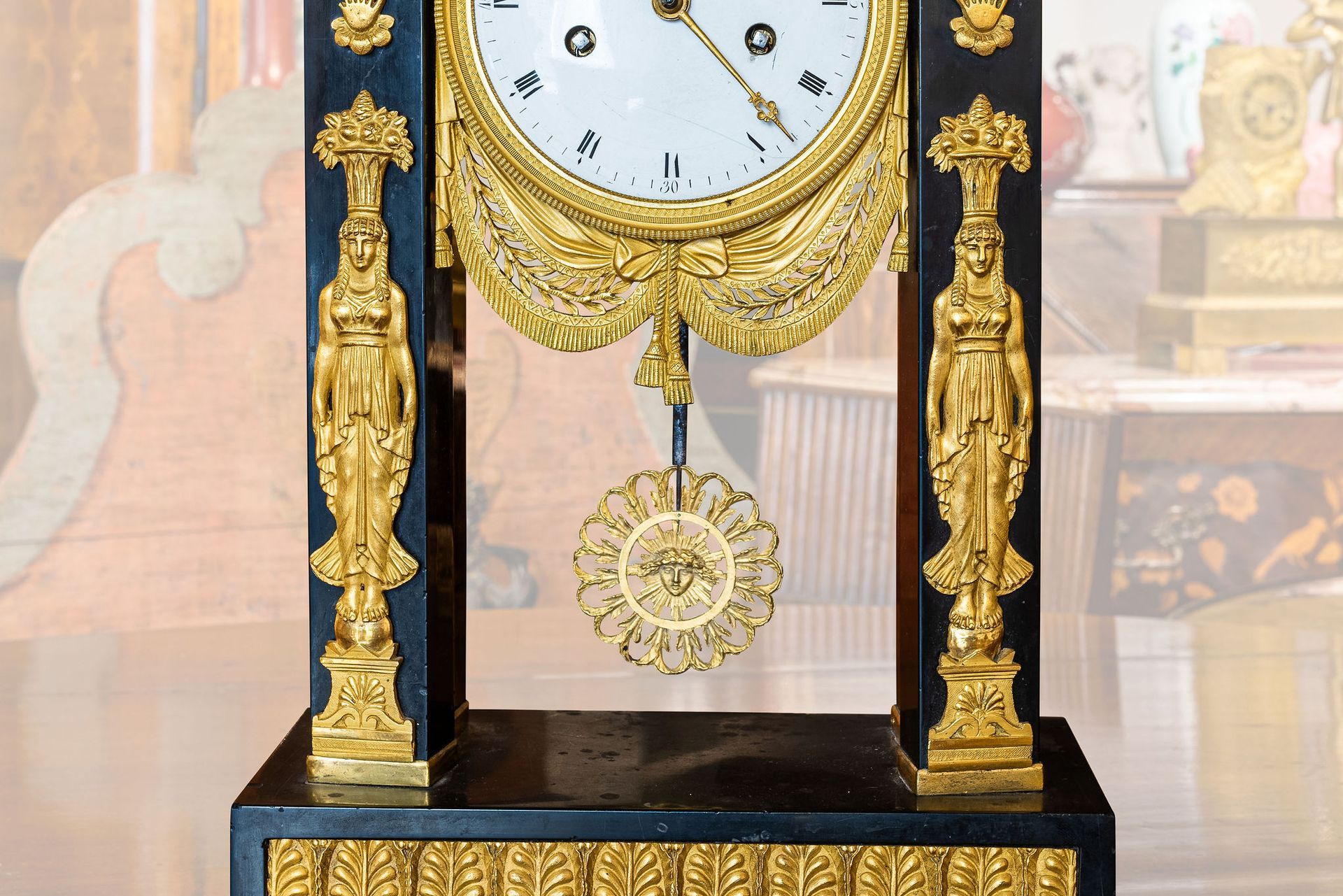 Un orologio nero e oro con le lancette sui numeri 1 e 2