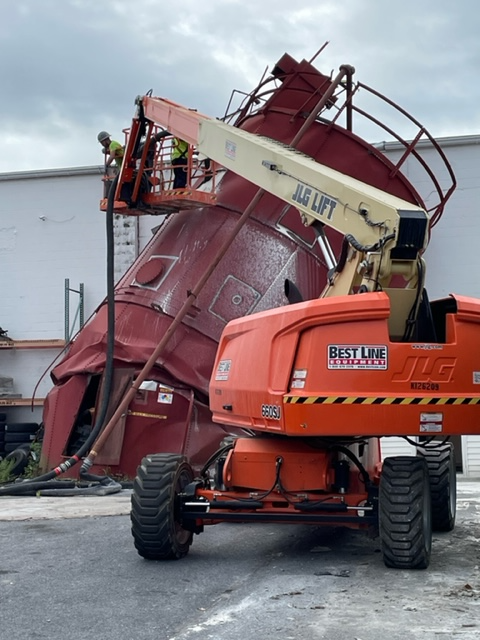A jlg lift is being used to lift a large object