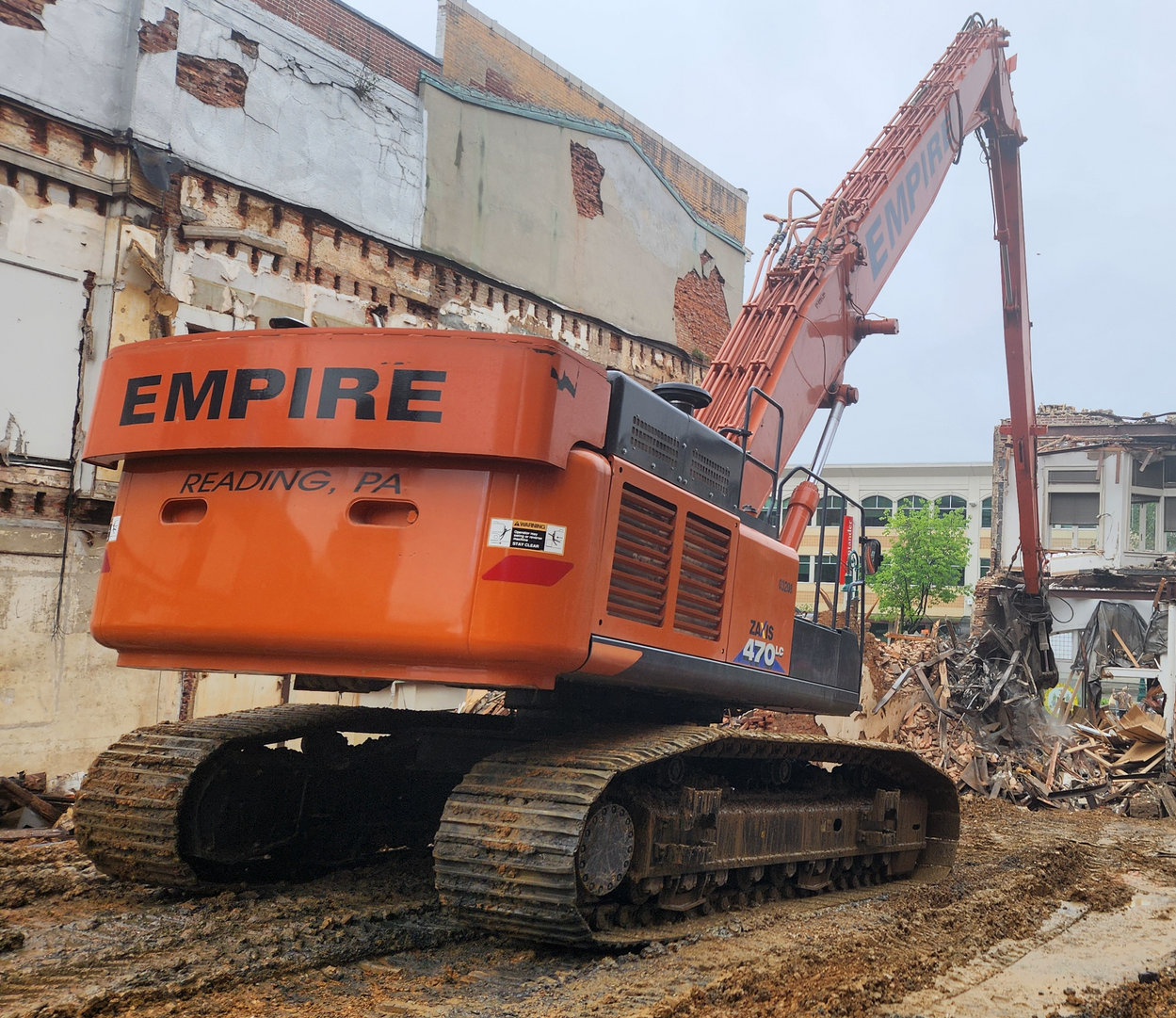 Empire Services' CAT 470 excavator